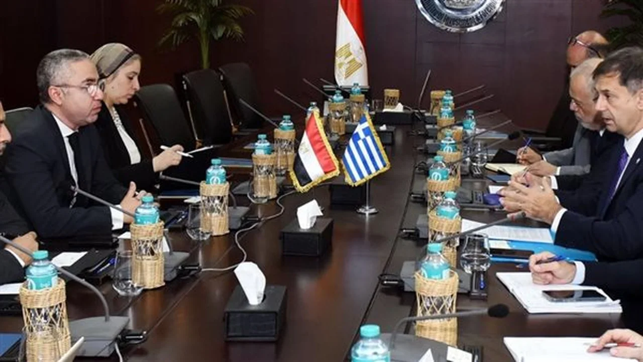 تعزيز التعاون الاقتصادي محور لقاء مساعد وزير الاستثمار مع نائب وزير خارجية اليونان